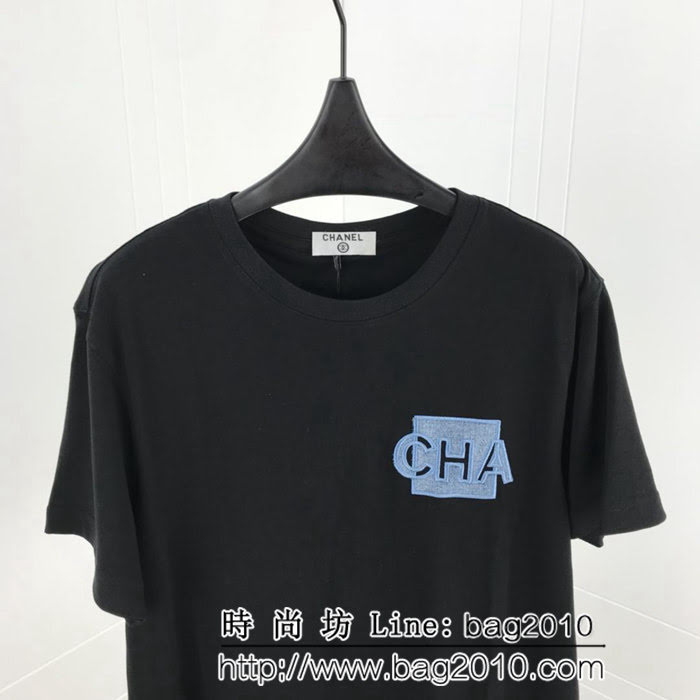 CHANEL香奈兒 19ss早春新款 藍色方塊刺繡圖案 背後小logo刺繡 訂制棉男款短袖 ydi2395